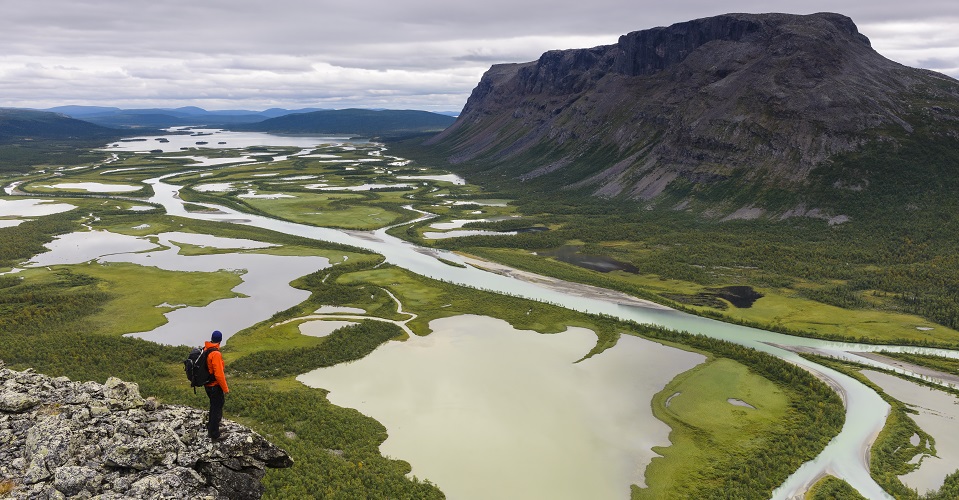 Fotograf: Mikael Svensson
Bildbyrå: Johnér Man som blickar ut från berg över delta