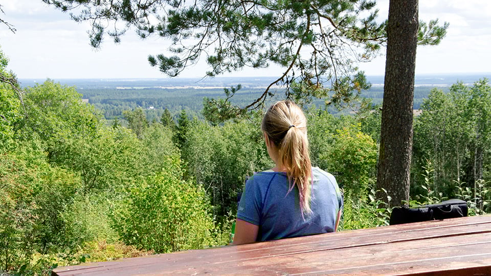 Fotograf: Elisabeth Karlsson Kvinna blicka ut från ett berg
